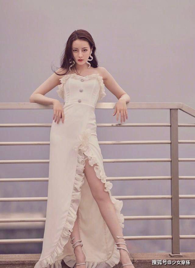 身材 迪丽热巴穿得好休闲，黑白条纹T恤搭配牛仔裤，舒服又自在
