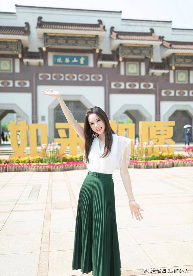 设计 李若彤用锻炼保持好身材，黑色蓬松半身裙系上腰带，身姿优美轻盈