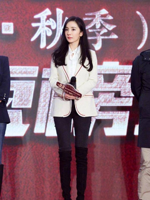 杨幂 杨幂终于不扮嫩了，穿白西装配长靴改走知性风，不P图尽显法令纹