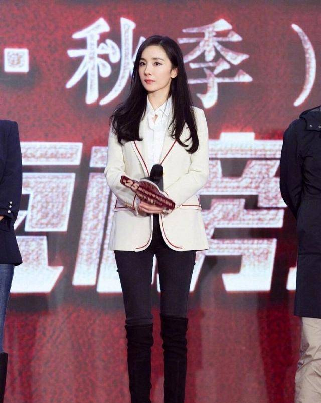 杨幂 杨幂终于不扮嫩了，穿白西装配长靴改走知性风，不P图尽显法令纹