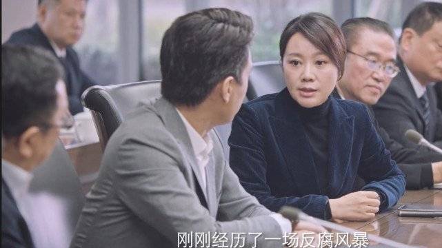 什么|风情女人闫妮，当了17年单亲妈妈，把女儿带进演艺圈，母女同演《突围》