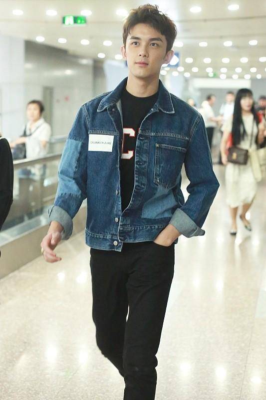 吴磊狼尾造型真挺帅白t配蓝色发带又奶又帅真挺有魅力