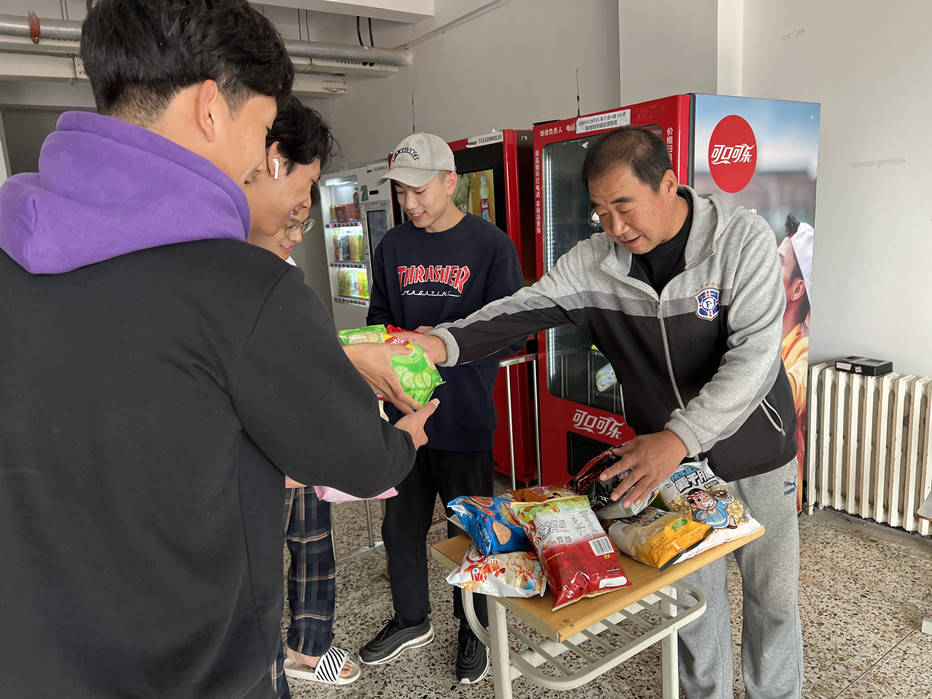 生活|暖心！大连艺术学院宿管阿姨叔叔豪送学生零食礼包