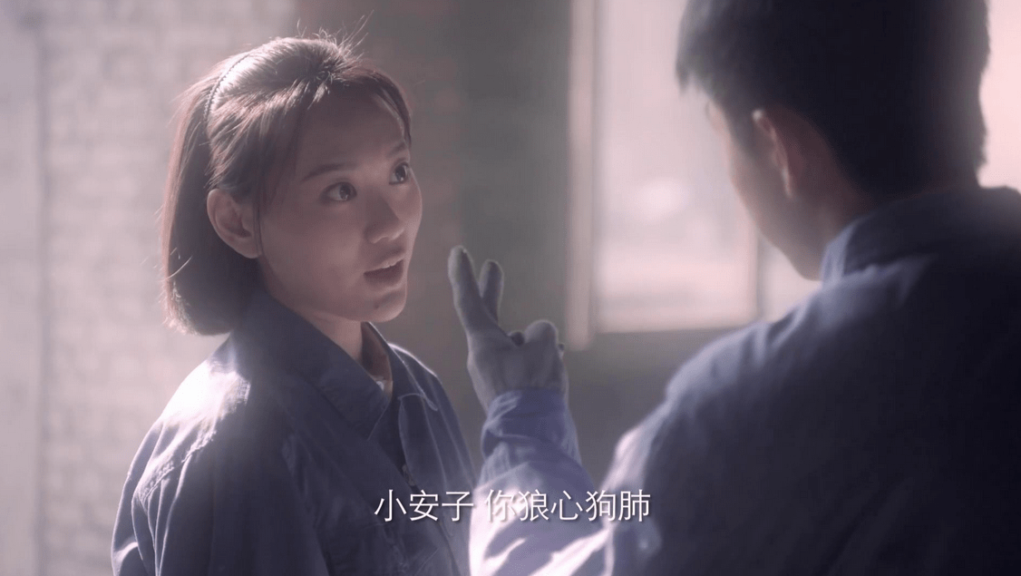 角色|闫妮当了17年的单亲妈妈，把女儿带进演艺圈，母女同演《突围》