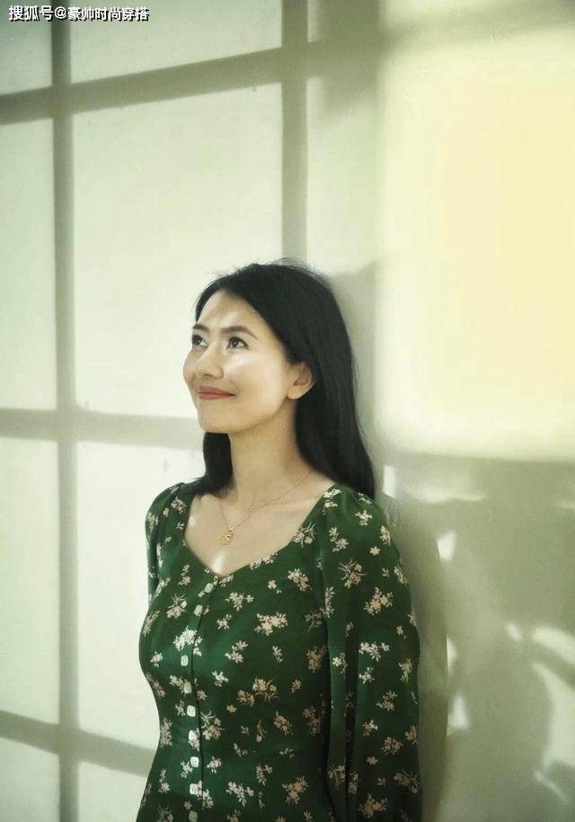 显得 高圆圆气质太好，黑白波点裙清爽又大方，状态是超美的