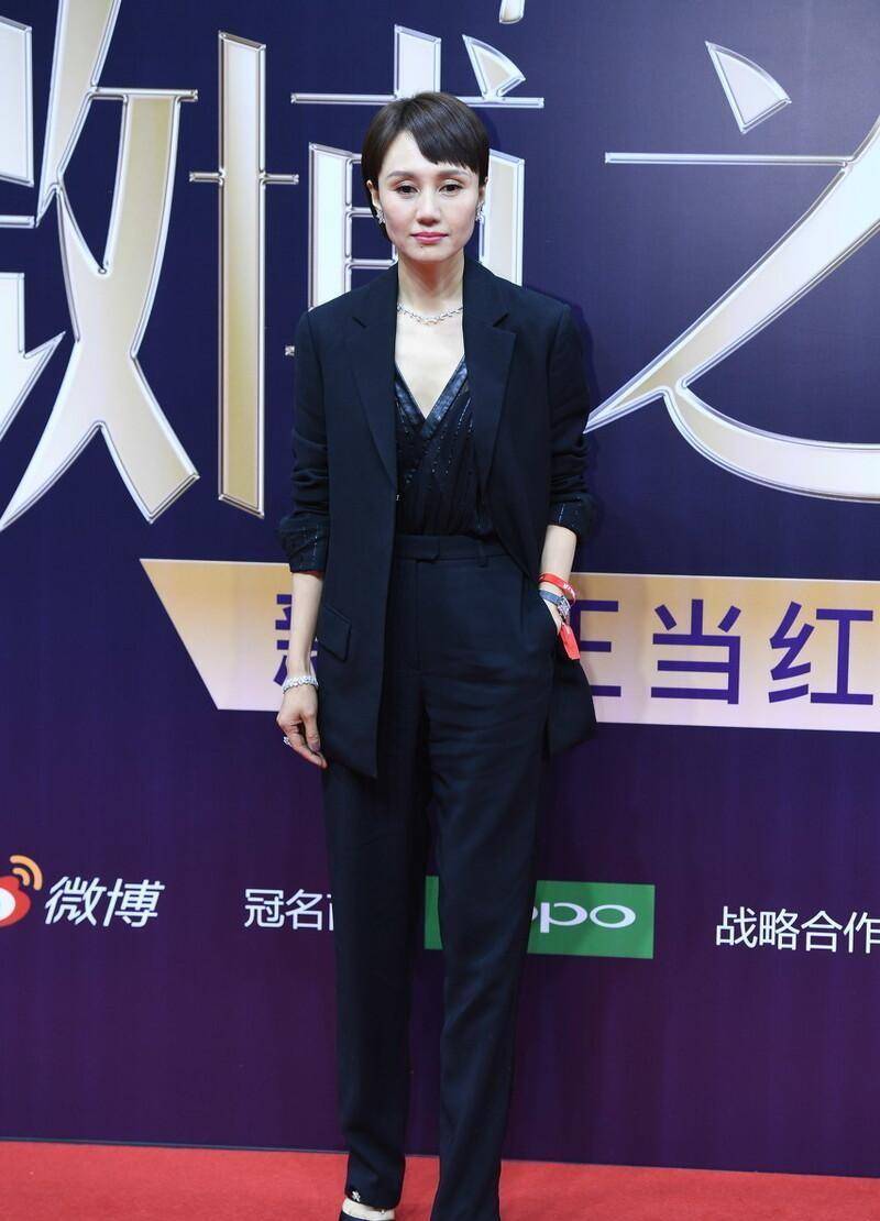 职场 终于知道为啥袁泉总演女强人了，一身职场装扮好有范儿，真有气质