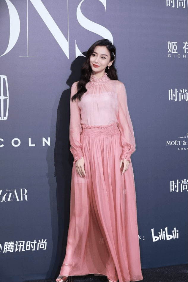 身材 杨颖都是当妈的人了,可驾驭粉色丝毫不逊色,穿粉裙女人味真足