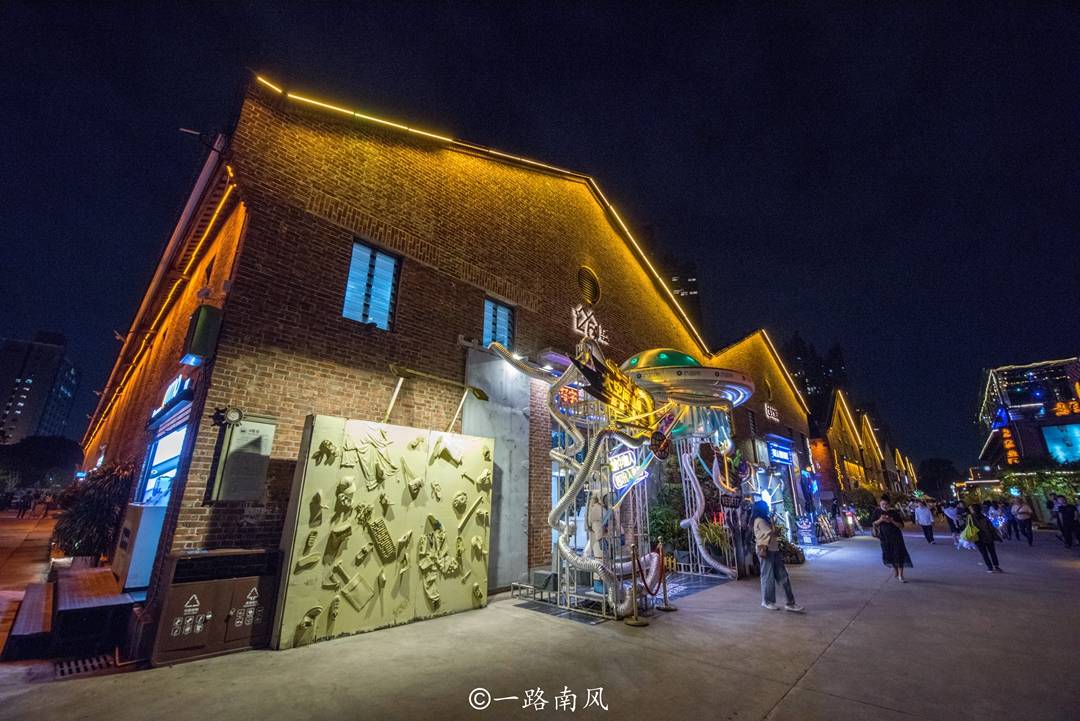 广州海珠区一个码头老仓库，摇身一变成网红打卡地，晚上游人如织