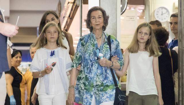 王储 西班牙王室穿衣也朴素，女王储穿背心短裤出门，和普通小孩没区别