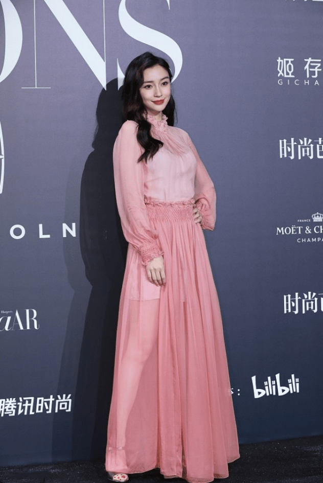 身材 杨颖都是当妈的人了,可驾驭粉色丝毫不逊色,穿粉裙女人味真足