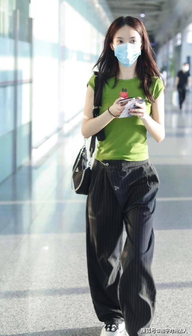 因为 金晨太可爱了,牛油果绿小上衣搭黑色碎花裙,活力满分