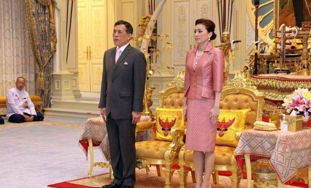 国王 泰国王后苏提达和国王丈夫同框，穿粉裙看着挺嫩，自带高贵气场