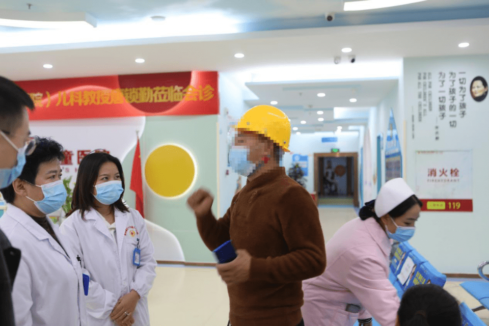 夫妇|遵义热心夫妇为贵州红十字会儿童医院捐赠10000只口罩