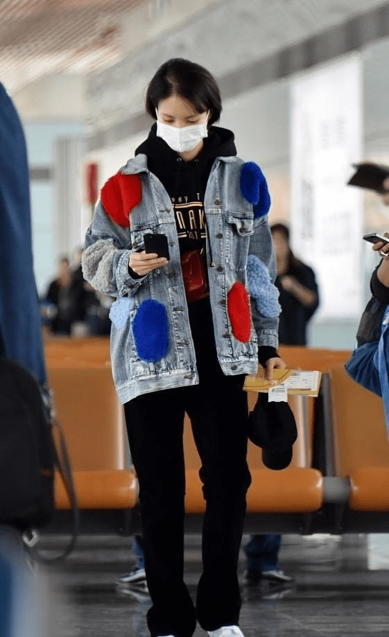 显得 金晨把夹克穿出了高级感，配印花裤显得率性又时尚，藏不住精致感