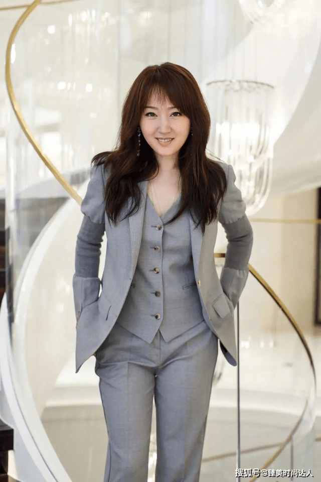 元素 杨钰莹不愧是“活久见”,穿牛仔套装配贝雷帽,不说以为只有20岁