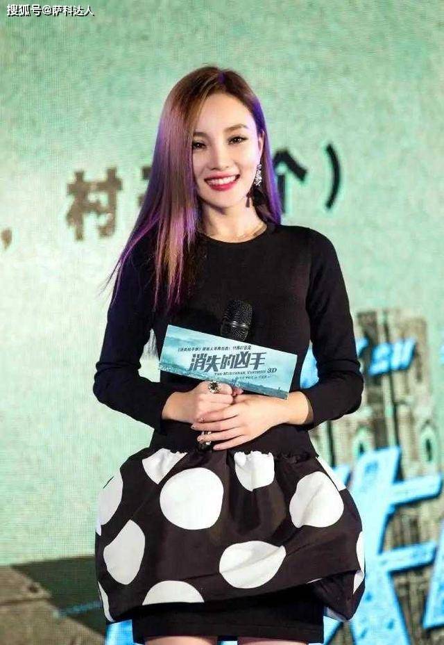 长发 李小璐“做头发”后更显气质，波点裙配紫色长发，挡不住的少女感