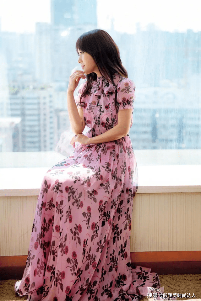 元素 杨钰莹不愧是“活久见”,穿牛仔套装配贝雷帽,不说以为只有20岁