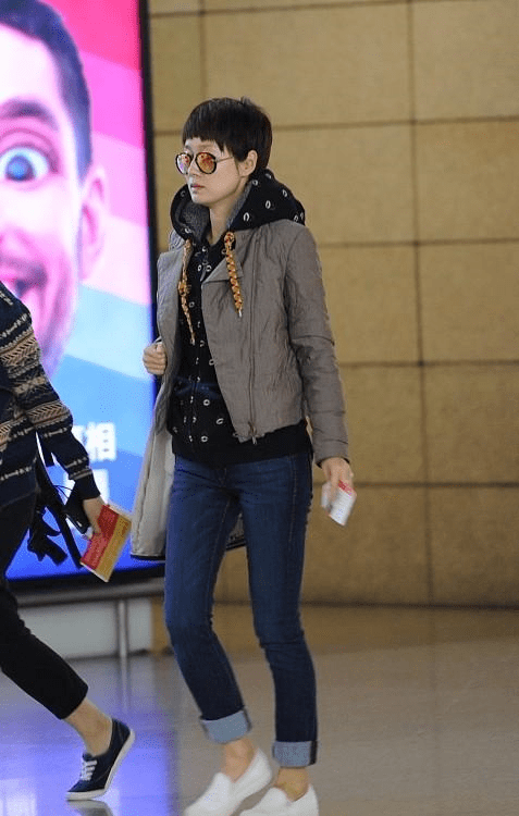 面包 马伊琍离婚后更潇洒了，穿棉服也很时尚，腿型看起来很优美