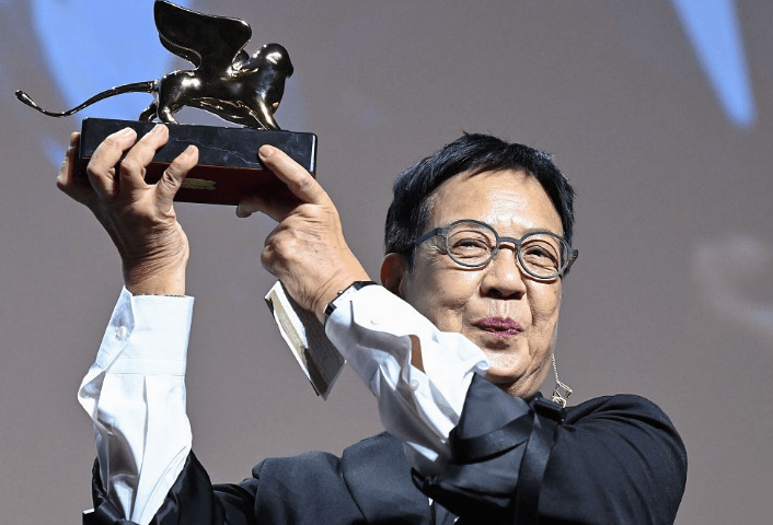 因为|许鞍华因《第一炉香》被质疑，却不知她一生奉献给电影，一生未婚