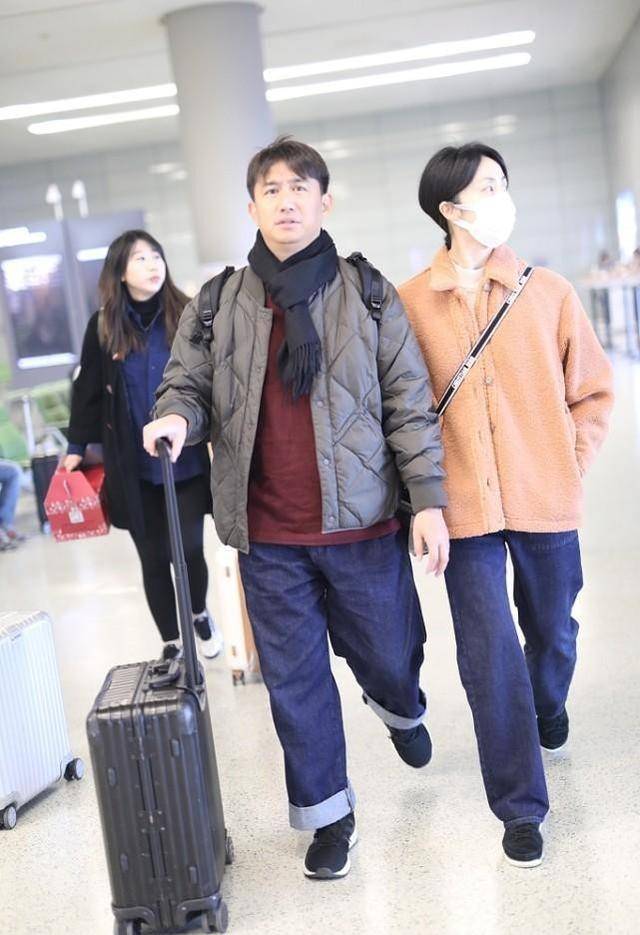 身材 染黄发的孙莉挺叛逆的,但穿衣潇洒随性,西装配牛仔裤简约大气