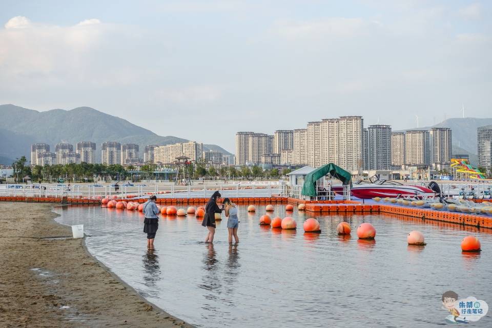 小镇|宁波罕见的蓝海沙滩，有神奇的“死海漂浮”，就在历史悠久的山海小镇