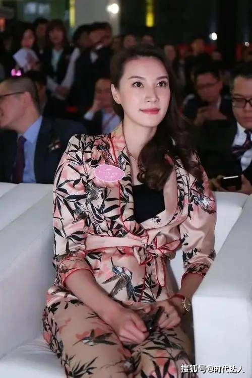 女生 谢杏芳带儿子郊游好高调，普通的打扮配43万名表，高级又时尚