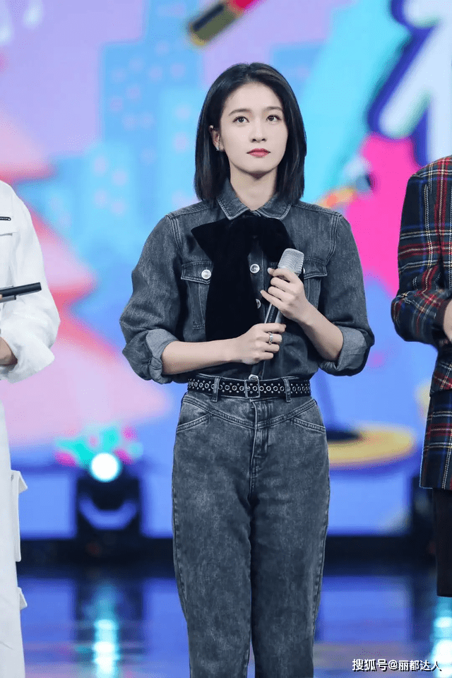 国际 章子怡这回太拼了，穿镂空蕾丝连体裤配驴蹄鞋，满满的国际范