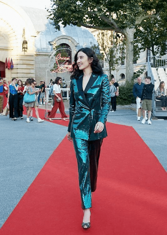 宋佳 宋佳把年龄变成优势，黑色西装套装配低胸内搭，看得出气势挺足