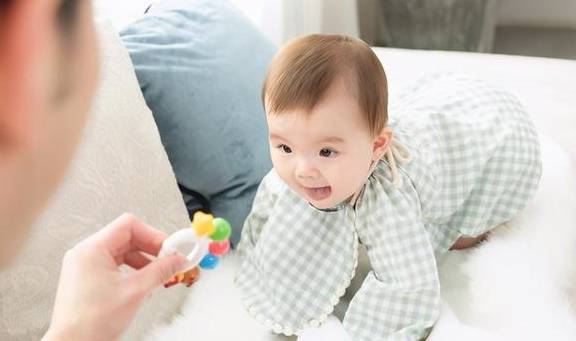 小宝宝几个月可以穿鞋 c20b798c9bde44ea8e9e540f84dae5f9.jpeg