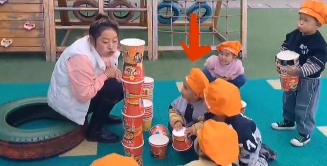 家长|安徽淮北：幼儿园老师要泡面桶，家长抠出泡面去送桶