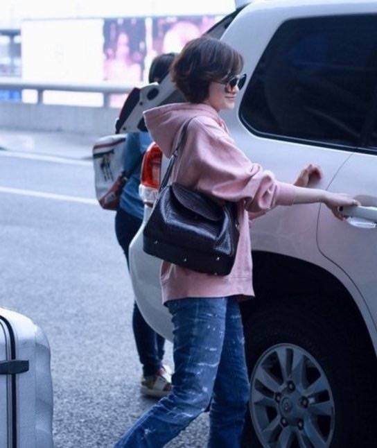 好友李小冉不美颜都这么白，衬的好友又黄又粗糙，40多岁一点不显老！