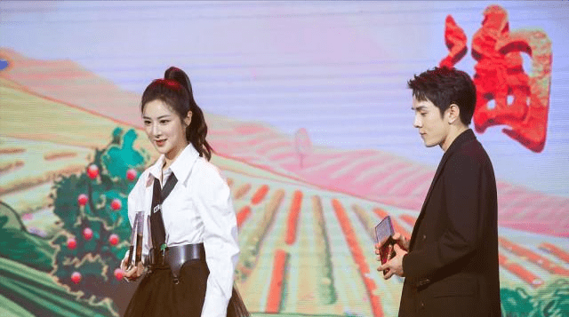 魔王 “直播界大魔王”薇娅与李佳琦同框，一黑一白穿搭好和谐，挺有范