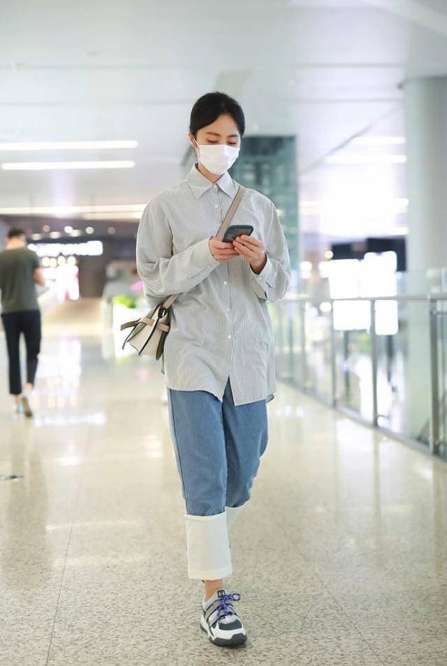 身材 染黄发的孙莉挺叛逆的,但穿衣潇洒随性,西装配牛仔裤简约大气