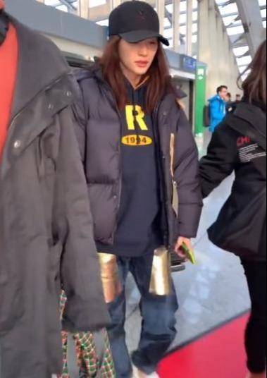 好友李小冉不美颜都这么白，衬的好友又黄又粗糙，40多岁一点不显老！