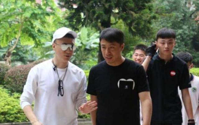 严敏|极挑导演严敏也不灵了？高价买入综艺版权，网友：非跟主流对着干