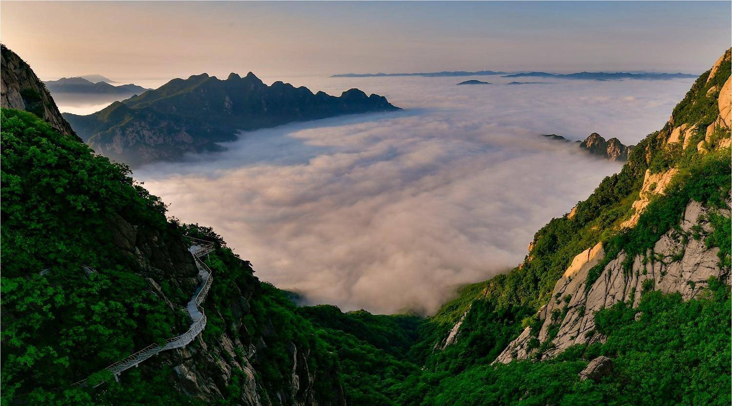 丹东凤凰山：因险峻而出名，被誉为“国门名山”
