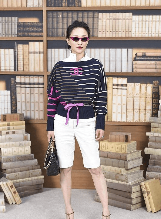 个性 周迅走机场挺“张扬”,穿棕色星空小半袖,脚上穿的粉袜子更抢镜