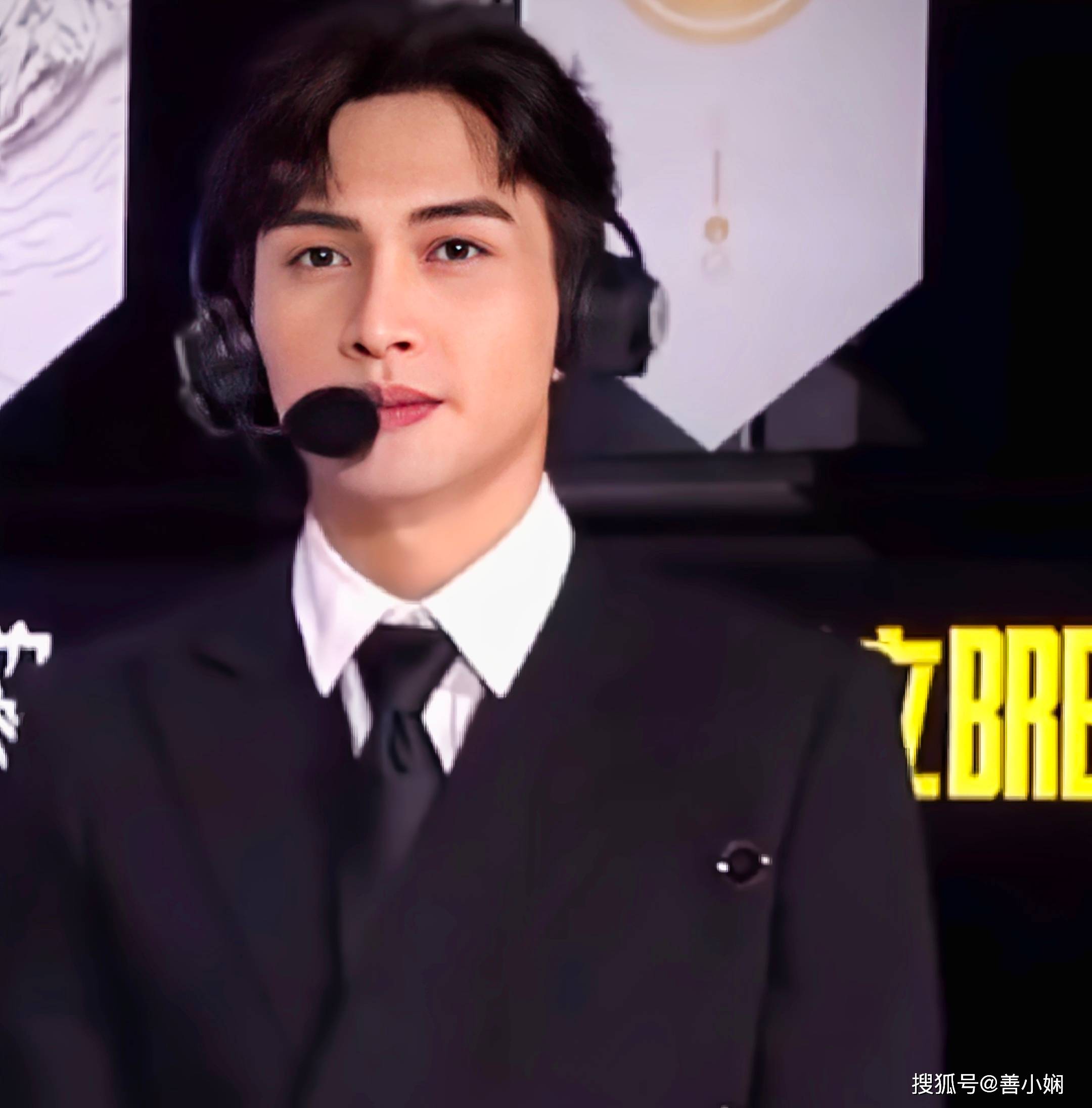 张彬彬是英雄联盟的爱好者,同时作为2021英雄联盟全球总决赛的评论席