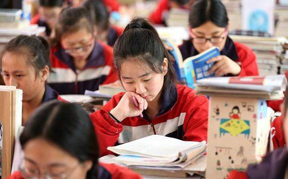 同学|为什么监考老师总爱喝水?得知杯子里的东西,学生:比我还调皮