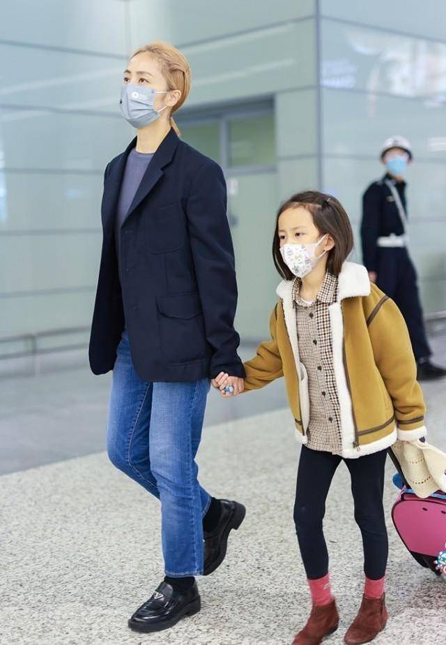 身材 染黄发的孙莉挺叛逆的,但穿衣潇洒随性,西装配牛仔裤简约大气