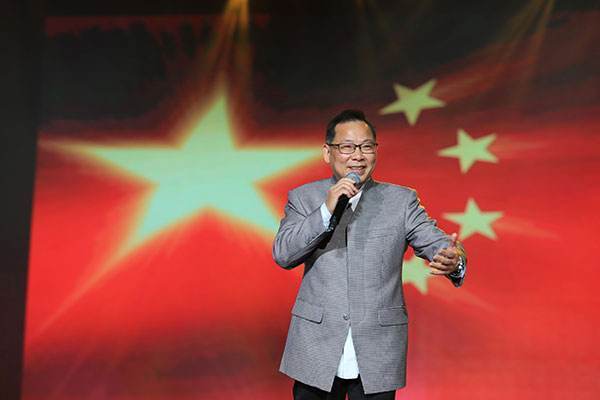 乐律|明明是自己写的歌,演唱会上唱一半忘词了,掏出小抄看完继续唱