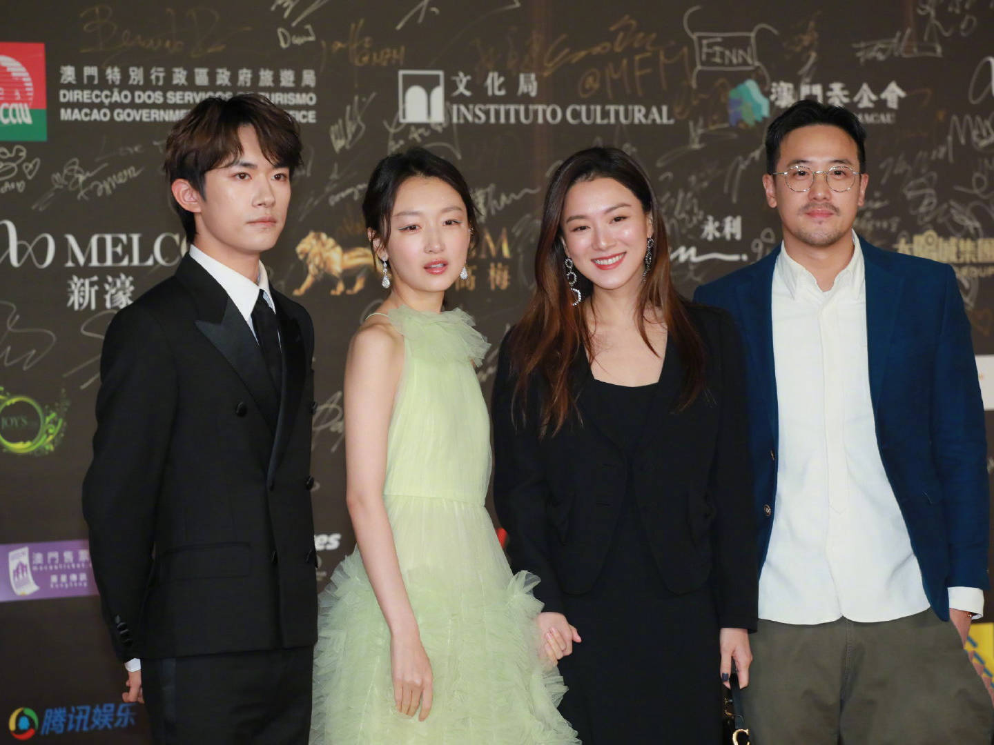 润色 162cm周冬雨，穿露背长裙秀身材，却被易烊千玺表情抢镜！