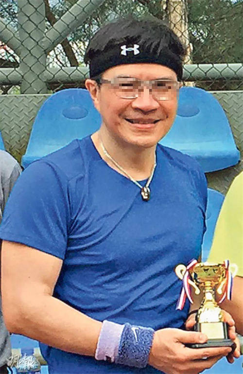 2015年,香港知名教授放2个瑜伽球在车内,毒死了妻子和女儿_许某