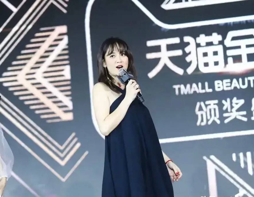 设计 陈乔恩胖了后变化大，一袭挂脖裙穿出臃肿感，完全不像偶像剧女王