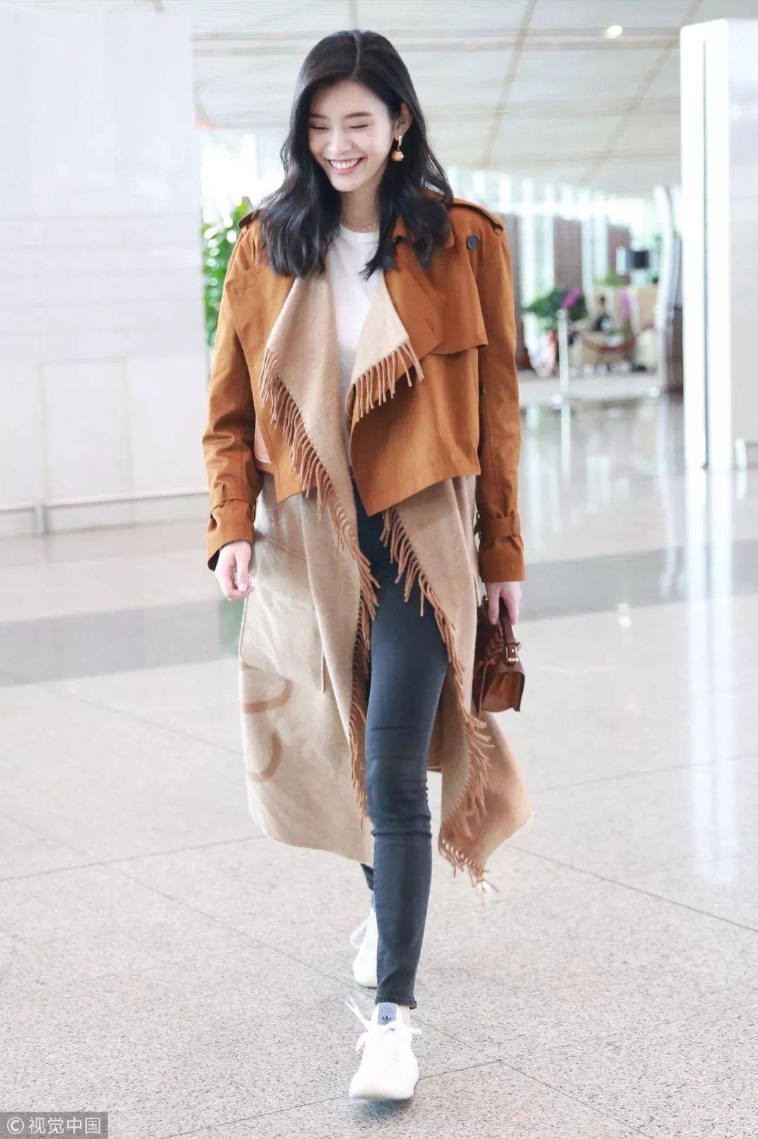 同学 杨幂张小斐10年同学，还记得张小斐春晚火了的那件大衣吗？