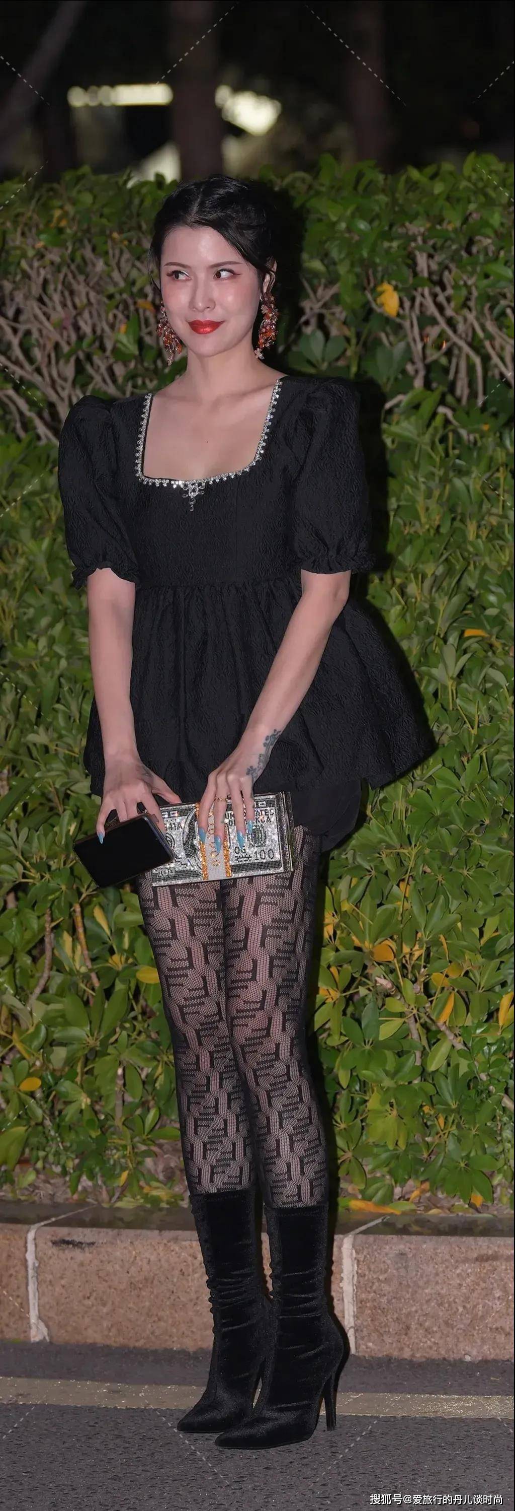 黑色 美女身穿一袭黑色泡泡袖连衣裙，时尚又有个性