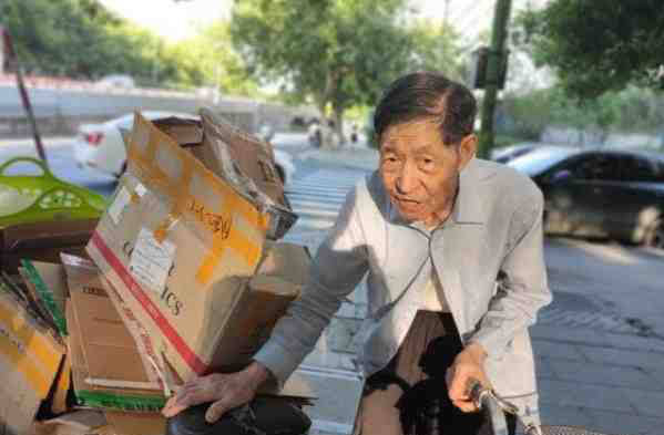 浙江大学退休教师,捡破烂捐助贫困学生,网友却说:不提倡这样做
