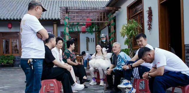 老相识|《刘老根5》杀青！赵本山笑容满面稳居C位，宋小宝回归范伟未现身