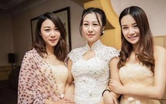 中分“母女三金花”走红，合照中分不清谁是妈妈，网友：简直复制粘贴