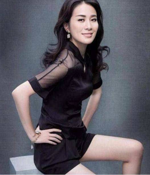 一身 叶璇保养得不错，穿一身薄纱裙有曲线美，却被发型带出“阿姨味”